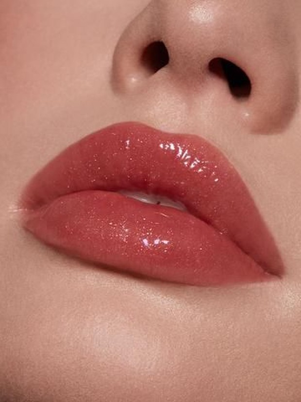 Glossy lipstik akan memberikan efek berkilau