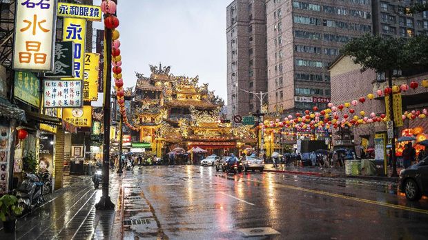 Taipei city street on rainy day at dusk with building exterior around