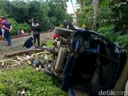 KA Dhoho vs Minibus di Blitar, Satu Penumpang Tewas