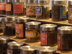 Kedai di Yogyakarta Ini Jual Puluhan Merek Teh Lokal Indonesia