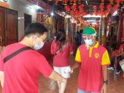 Suasana Klenteng Cokro Surabaya, Warga Sembahyang Secara Bergantian