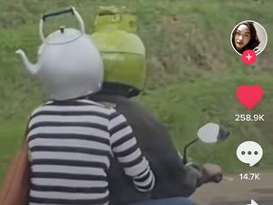 Kocaknya Kompak, Pasangan Ini Pakai Helm Bentuk Tabung Gas dan Teko