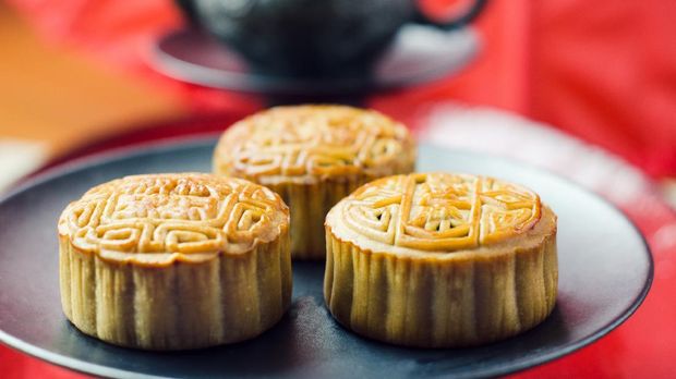 Mooncakes are traditional Chinese pastries generally eaten during the Mid- Autumn Festival, the second most important festival in China.