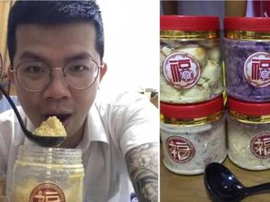 Gegara Kue Imlek Miliknya Hancur, Pria Ini Makan Kue Kering Pakai Sendok! Gegara Kue Imlek Miliknya Hancur, Pria Ini Makan Kue Kering Pakai Sendok!