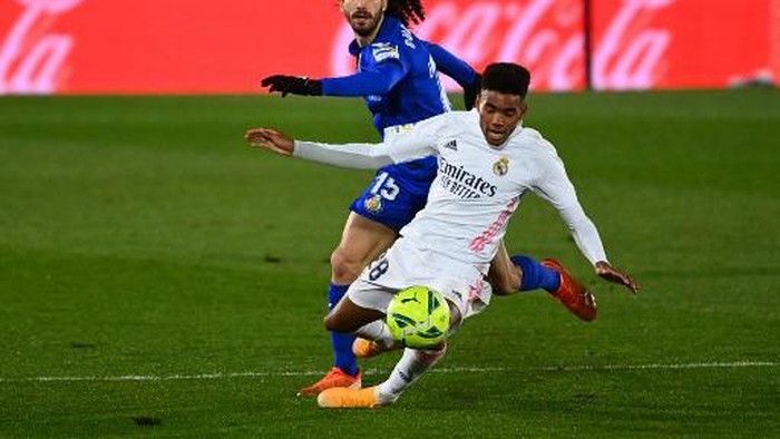 Getafes Spanish defender Marc Cucurella (L) challenges Real Madrids Spanish midfielder Marvin Park during the Spanish league football match between Real Madrid CF and Getafe CF at the Alfredo di Stefano stadium in Valdebebas, on the outskirts of Madrid on February 9, 2021. (Photo by GABRIEL BOUYS / AFP)