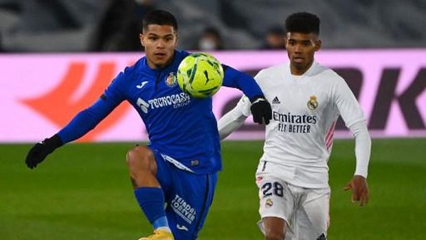 Getafe's Colombian forward Cucho Hernandez (L) controls the ball next to Real Madrid's Spanish midfielder Marvin Park  the Spanish league football match between Real Madrid CF and Getafe CF at the Alfredo di Stefano stadium in Valdebebas, on the outskirts of Madrid on February 9, 2021. (Photo by GABRIEL BOUYS / AFP)