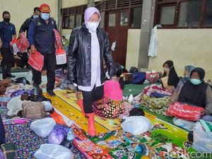 Mensos Risma Pantau Kondisi Pengungsi Korban Banjir di Pekalongan