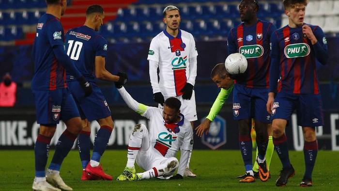 Paris Saint-Germains Brazilian forward Neymar (3rd-L) reacts after falling down during the French Cup round-of-64 football match between Stade Malherbe Caen and Paris Saint-Germain at the Michel-dOrnano Stadium in Caen, northwestern France on February 10, 2021. (Photo by Sameer Al-DOUMY / AFP)