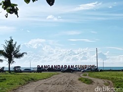 Pantai Pangandaran Sepi Pengunjung di Hari Pertama Libur Imlek