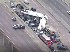Penampakan Tabrakan Beruntun Ratusan Mobil di Texas