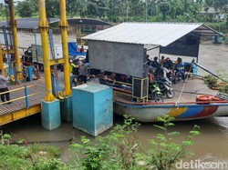 Pemuda di Blitar Tiba-Tiba Melompat dari Perahu dan Hanyut di Sungai Brantas