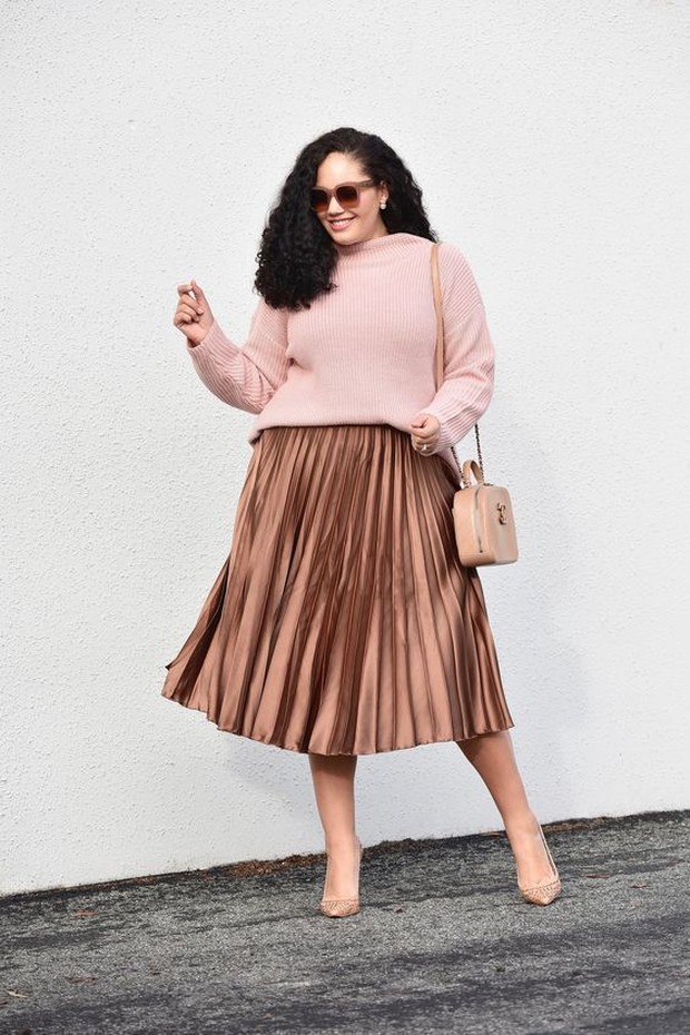 Pink knit with pleated skirt/id.pinterest.com/fashionismo