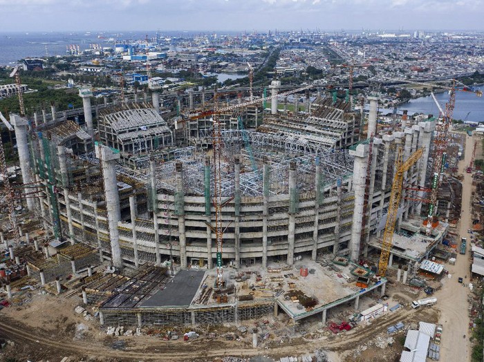 Foto aerial pembangunan Jakarta International Stadium (JIS) di kawasan Papanggo, Tanjung Priok, Jakarta Utara, Jumat (12/2/2021). PT Jakarta Propertindo menyatakan hingga minggu ke-75 progres pembangunan stadion tersebut telah mencapai 46,9647 persen. ANTARA FOTO/Sigid Kurniawan/wsj.
