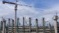 Material baja juga kembali hadir yang nantinya akan dirakit sebagai atap stadion JIS dan penggunaannya multifungsi dimana atap stadion bisa dibuka tutup. Konsep ini akan menjadikan JIS sebagai stadion pertama di Indonesia yang punya atap dengan sistem tersebut.