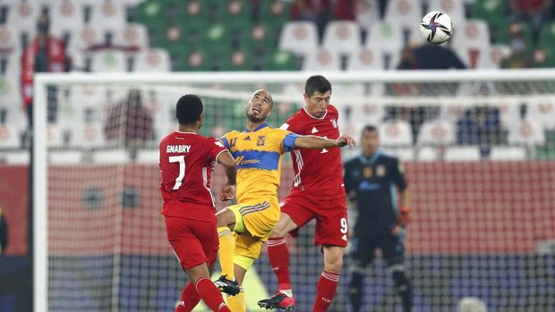 Tigres' Carlos Gonzalez, center, fights for the ball with Bayern's Robert Lewandowski, right, and Bayern's Serge Gnabry during the Club World Cup final soccer match between FC Bayern Munich and Tigres at the Education City stadium in Al Rayyan, Qatar, Thursday, Feb. 11, 2021. (AP Photo)