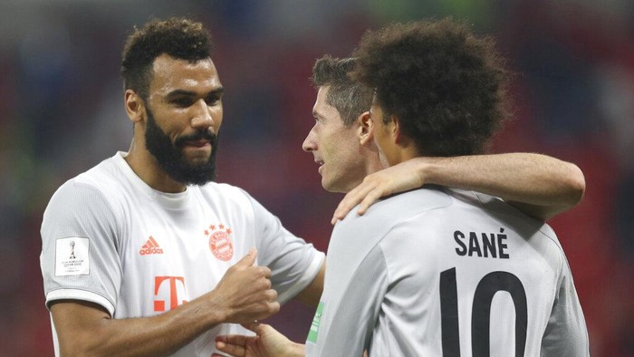 Bayerns Robert Lewandowski, center, celebrates with his teammates after scoring his sides second goal during the Club World Cup semifinal soccer match between FC Bayern Munich and Al Ahly at Al Rayyan stadium in Al Rayyan, Qatar, Monday, Feb. 8, 2021. (AP Photo/Hussein Sayed)