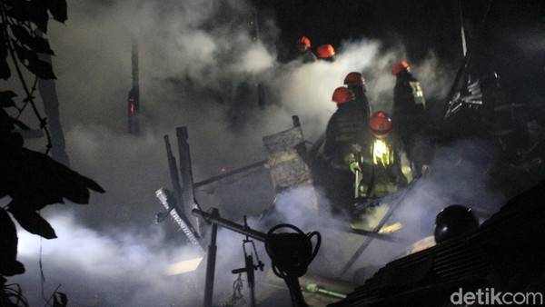 Rumah berpenghuni 20 jiwa di Bandung hangus terbakar Rumah berpenghuni 20 jiwa di Bandung hangus terbakar
