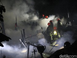 Rumah Berpenghuni 20 Jiwa di Bandung Hangus Terbakar
