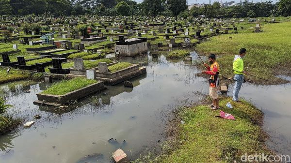 Selamat Datang di Jakarta, Saat Kuburan Jadi Tempat Mancing Warga