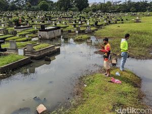 Selamat Datang di Jakarta, Saat Kuburan Jadi Tempat Mancing Warga