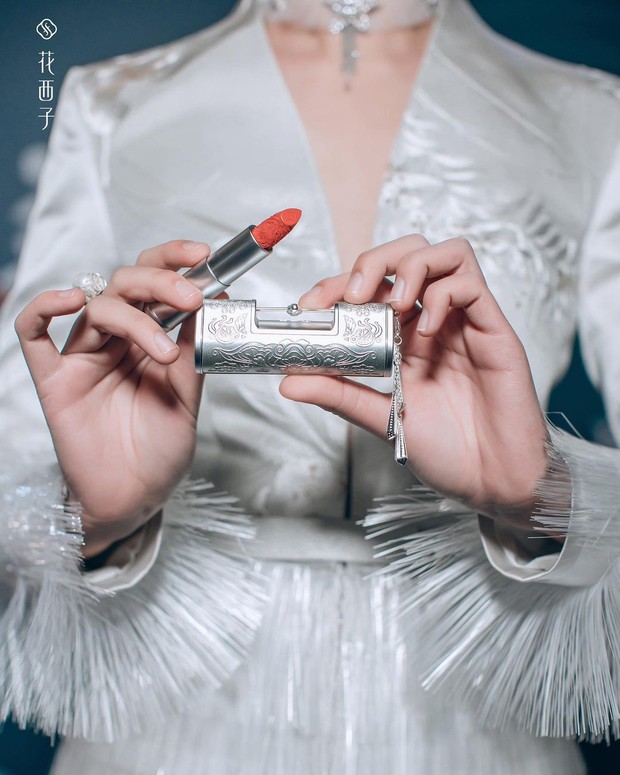 Source: instagram.com/florasisofficial kemasan lipstik