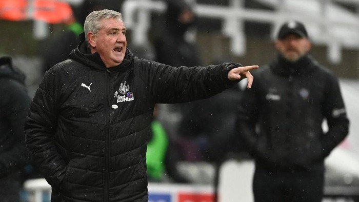 NEWCASTLE UPON TYNE, ENGLAND - FEBRUARY 06: Newcastle manager Steve Bruce reacts on the touchline during the Premier League match between Newcastle United and Southampton at St. James Park on February 06, 2021 in Newcastle upon Tyne, England. Sporting stadiums around the UK remain under strict restrictions due to the Coronavirus Pandemic as Government social distancing laws prohibit fans inside venues resulting in games being played behind closed doors. (Photo by Stu Forster/Getty Images)
