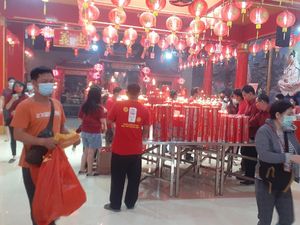 Kelenteng Hok Lay Kiong Bekasi Buka Saat Imlek, Jemaat Berkerumun Ditegur