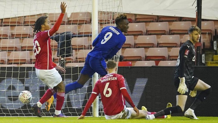 Chelseas Tammy Abraham, centre, scores the opening goal during the English FA Cup fifth round soccer match between Barnsley and Chelsea at the Oakwell Stadium in Barnsley, England,Thursday Feb. 11, 2021. (AP Photo/Dave Thompson, Pool)