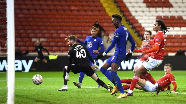 BARNSLEY, ENGLAND - FEBRUARY 11: Tammy Abraham of Chelsea scores their sides first goal during The Emirates FA Cup Fifth Round match between Barnsley and Chelsea at Oakwell Stadium on February 11, 2021 in Barnsley, England. Sporting stadiums around the UK remain under strict restrictions due to the Coronavirus Pandemic as Government social distancing laws prohibit fans inside venues resulting in games being played behind closed doors. (Photo by Laurence Griffiths/Getty Images)