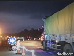 Suasana Lalin Tol Cipali Km 122 Malam Ini, Contra Flow Diberlakukan