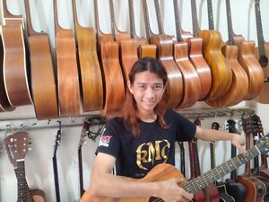 Inspiratif! Kisah Pengamen Tanpa 4 Jari Jadi Bos Gitar Beromzet Rp 300 Juta