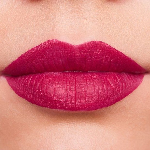 Velvet lipstick merupakan paduan formula beberapa lipstik