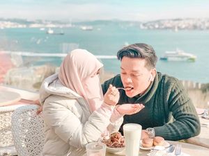 So Sweet! Momen Romantis Wardah Maulina dan Natta Reza saat Makan Berdua So Sweet! Momen Romantis Wardah Maulina dan Natta Reza saat Makan Berdua