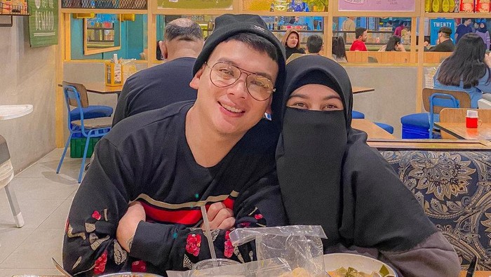 So Sweet! Momen Romantis Wardah Maulina dan Natta Reza saat Makan Berdua