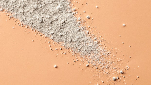 Bentonite clay berasal dari abu vulkanik dengan sejumlah kandungan baik untuk mengatasi permasalahan kulit.