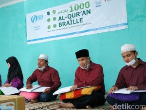 Semangat Penyandang Tunanetra Sukabumi Membaca Al-Quran Braille Semangat Penyandang Tunanetra Sukabumi Membaca Al-Quran Braille