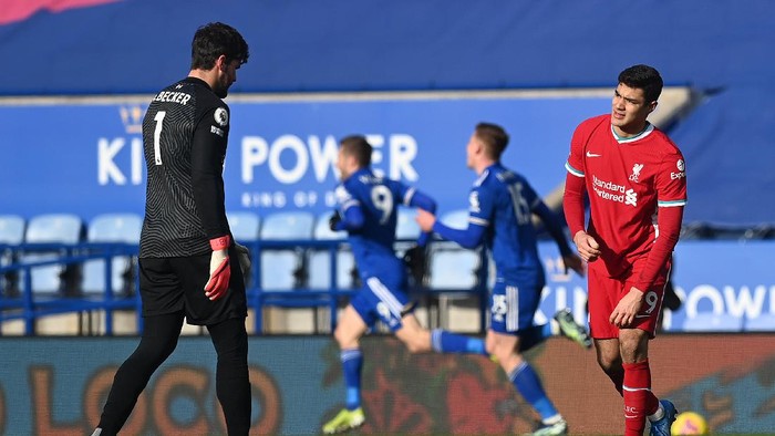 LEICESTER, ENGLAND - FEBRUARY 13: Alisson of Liverpool speaks with Ozan Kabak of Liverpool after they concede a second goal during the Premier League match between Leicester City and Liverpool at The King Power Stadium on February 13, 2021 in Leicester, England. Sporting stadiums around the UK remain under strict restrictions due to the Coronavirus Pandemic as Government social distancing laws prohibit fans inside venues resulting in games being played behind closed doors. (Photo by Michael Regan/Getty Images)