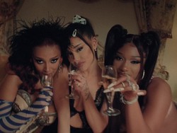 Ariana Grande Pamer Lingerie Bareng Doja Cat dan Megan Thee Stalion