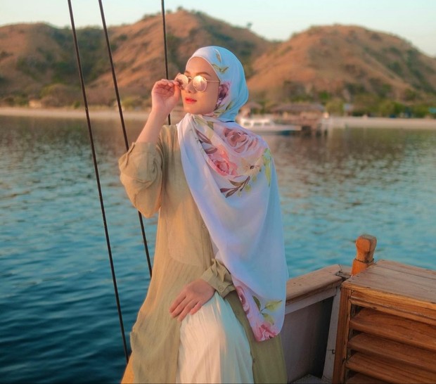 Dinda Hauw/Foto: Instagram.com/dindahw gaya ootd syar'i selebriti