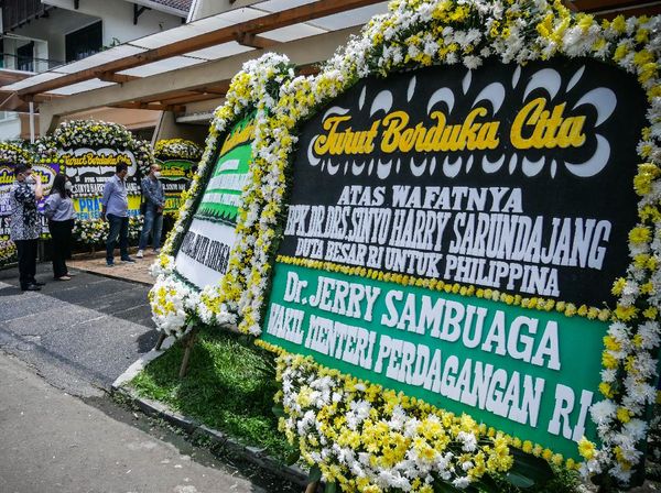 Deretan Karangan Bunga di Rumah Sinyo Harry Sarundajang