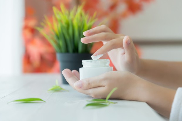 Secara umum, allantoin tidak beracun dan aman untuk penggunaan kosmetik. Selain itu, ini juga tidak menyebabkan iritasi, karena ini adalah anti penuaan