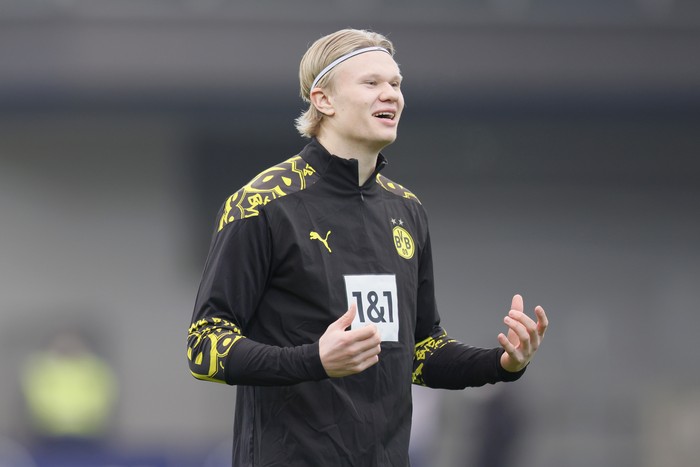 FREIBURG IM BREISGAU, GERMANY - FEBRUARY 06: Erling Haaland of Borussia Dortmund reacts during the warm up prior to the Bundesliga match between Sport-Club Freiburg and Borussia Dortmund at Schwarzwald-Stadion on February 06, 2021 in Freiburg im Breisgau, Germany. Sporting stadiums around Germany remain under strict restrictions due to the Coronavirus Pandemic as Government social distancing laws prohibit fans inside venues resulting in games being played behind closed doors. (Photo by Ronald Wittek - Pool/Getty Images)