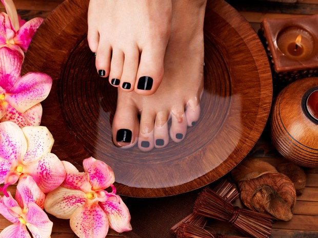 Foto: freepik.com Rendam dengan air hangat.