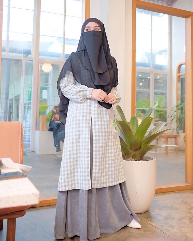 Bercadar Tetap Bisa Stylish, Ini 5 Inspirasi Outfit Hijab ala Wardah