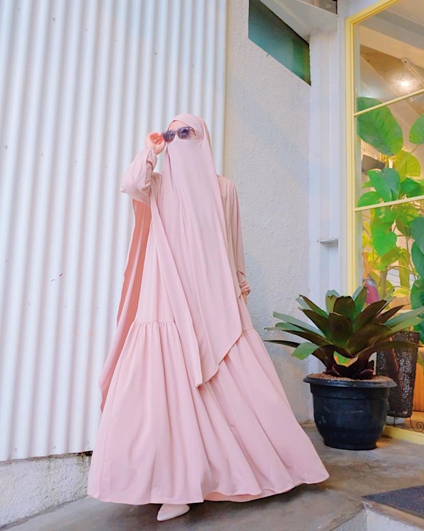 Bercadar Tetap Bisa Stylish, Ini 5 Inspirasi Outfit Hijab ala Wardah
