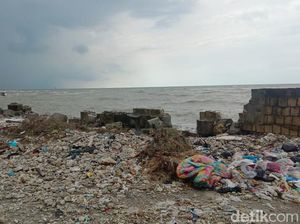 Gelombang Tinggi Hancurkan Tembok Pembatas Pantai di Lamongan