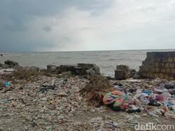 Gelombang Tinggi Hancurkan Tembok Pembatas Pantai di Lamongan