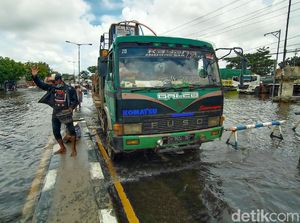 Habis Surut Banjir Terbitlah Jalan Rusak di Jalur Pantura