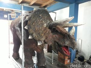 Terinspirasi Jurassic Park, Pemuda Ini Bikin Kostum Animatronik Dinosaurus
