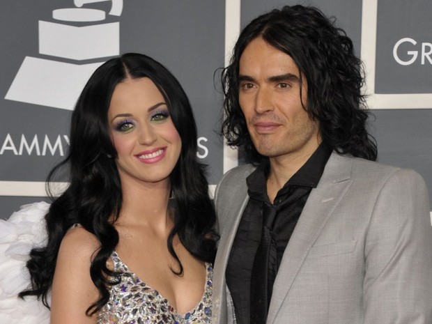 Katy Perry & Russell Brand/mamamia.com.au saat melakukan wawancara dengan Vogue, Katy mengklaim bahwa Russell putus dengannya melalui pesan teks.